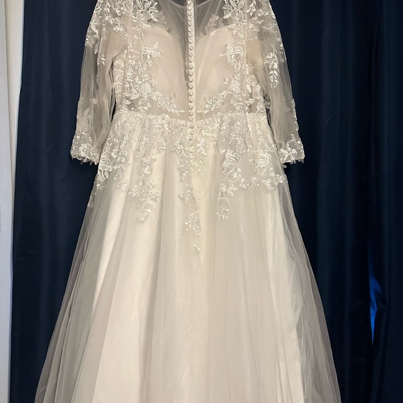 Wedding Dress - Picture 5 of 11